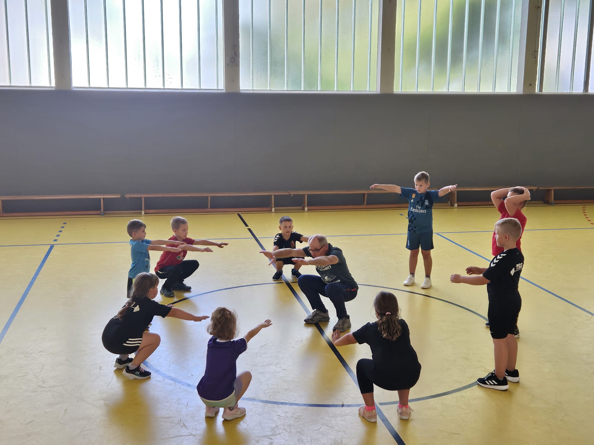 Kinder üben die Heberhocke